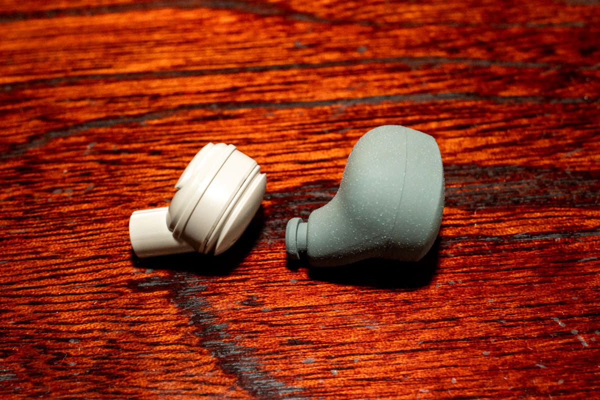 ZE500 NYUMINと大きさが同じ「ZE500 for ASMR」(左)とagの小型完全ワイヤレス「COTSUBU」(右)の比較