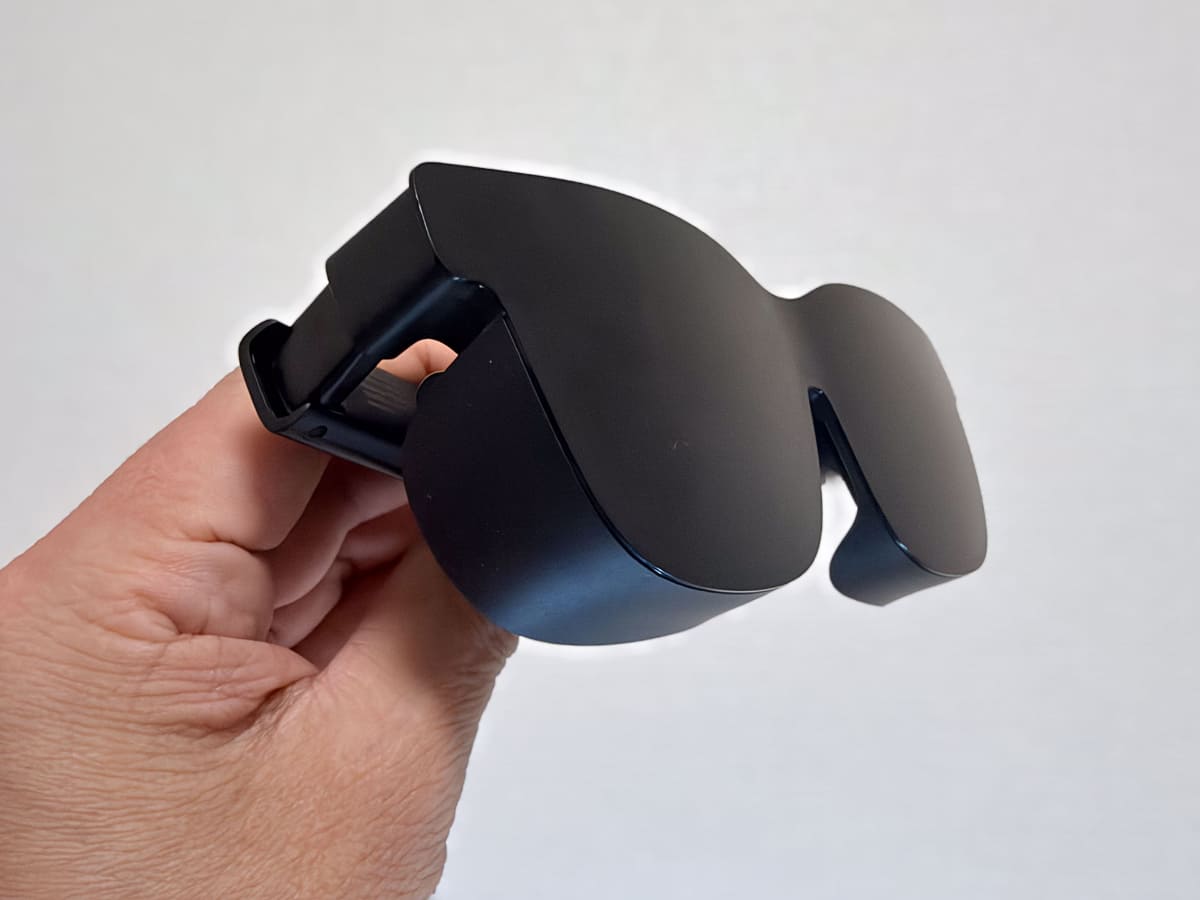 VITURE Pro 2には減光の仕組みがないので、シェードで暗くして没入感を得る。