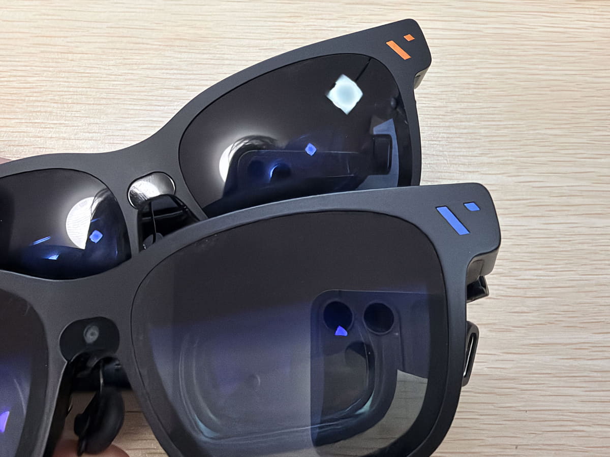 VITURE Pro 2とVITURE Beastのデザインは似ており、右肩にあるロゴの色で区別