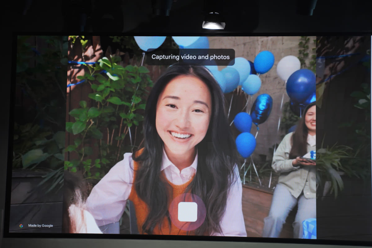 家族がプレゼントを開封している様子をマジックキャプチャーで動画撮影しておくと、印象的な写真をそこから保存してくれる