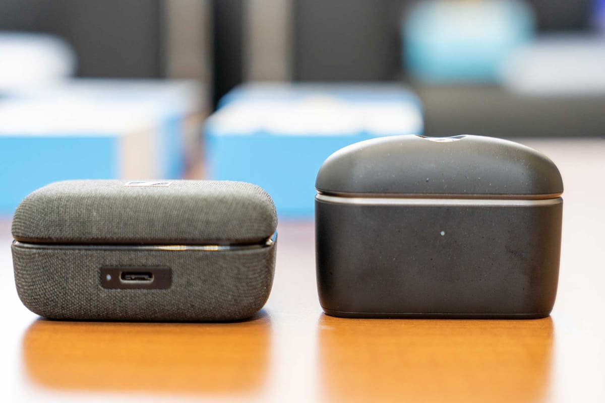 左が「MOMENTUM True Wireless 4」、右が新モデルの「MOMENTUM True Wireless 5」。ケース・イヤフォンのデザインが大きく変わった