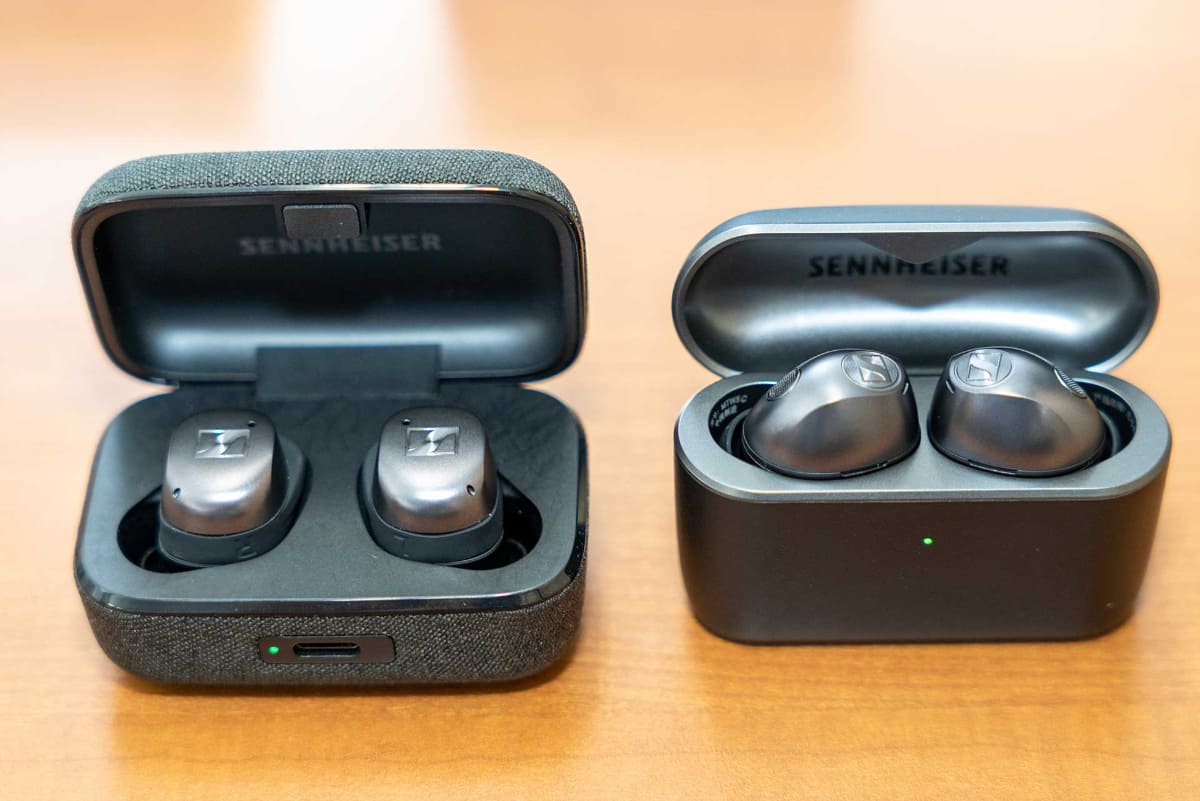 左が「MOMENTUM True Wireless 4」、右が新モデルの「MOMENTUM True Wireless 5」。ケース・イヤフォンのデザインが大きく変わった