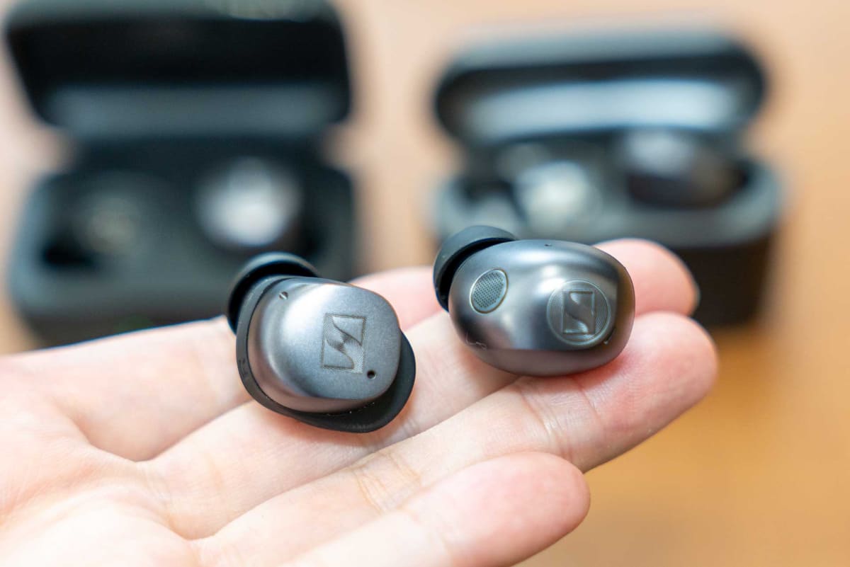イヤフォンの形状も刷新された。右が新モデルの「MOMENTUM True Wireless 5」