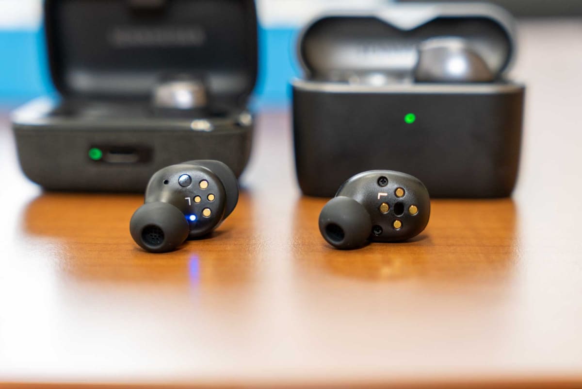 イヤフォンの形状も刷新された。右が新モデルの「MOMENTUM True Wireless 5」
