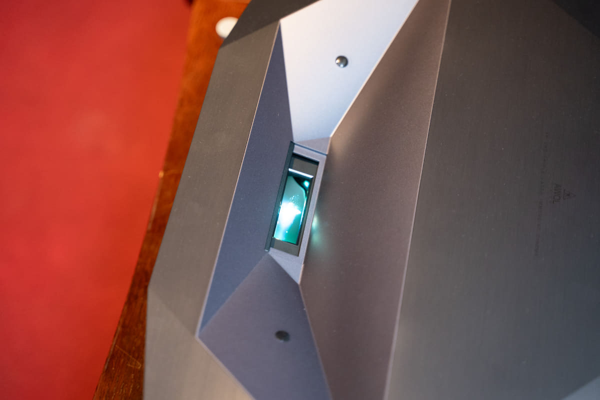 Aetherion Maxの投写レンズ。電源OFF時は電動カバーで保護される