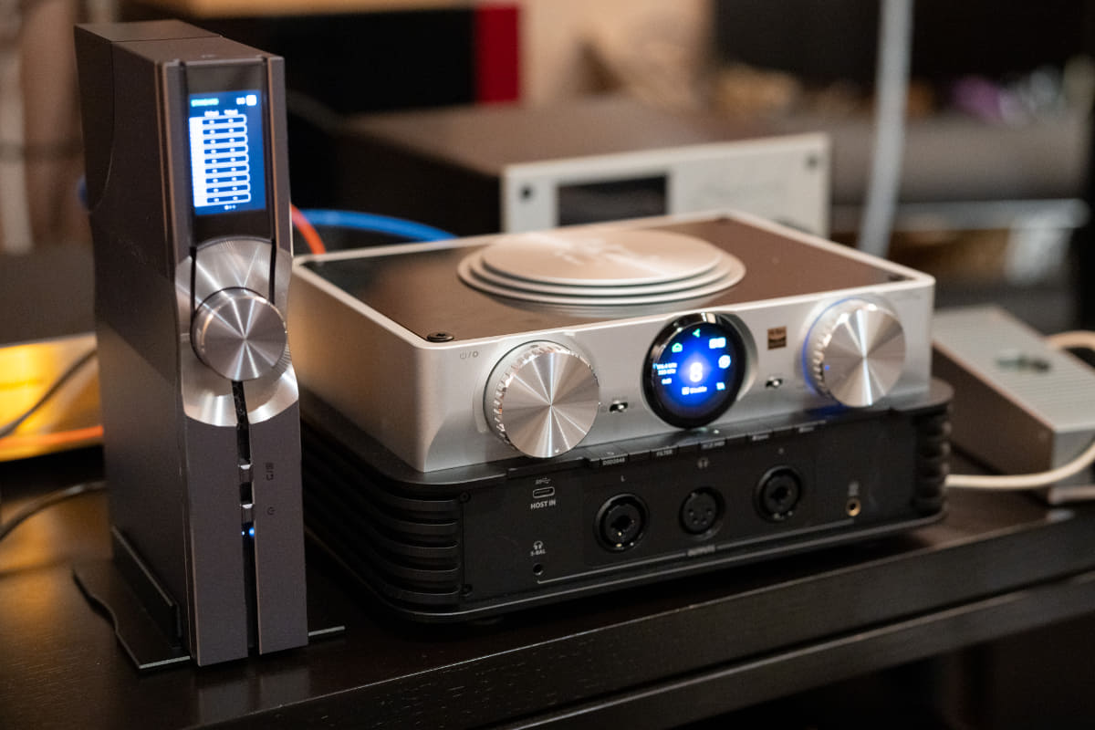 左からSilentPowerの「OMNI LAN」、iFi audioの「iDSD Phantom」