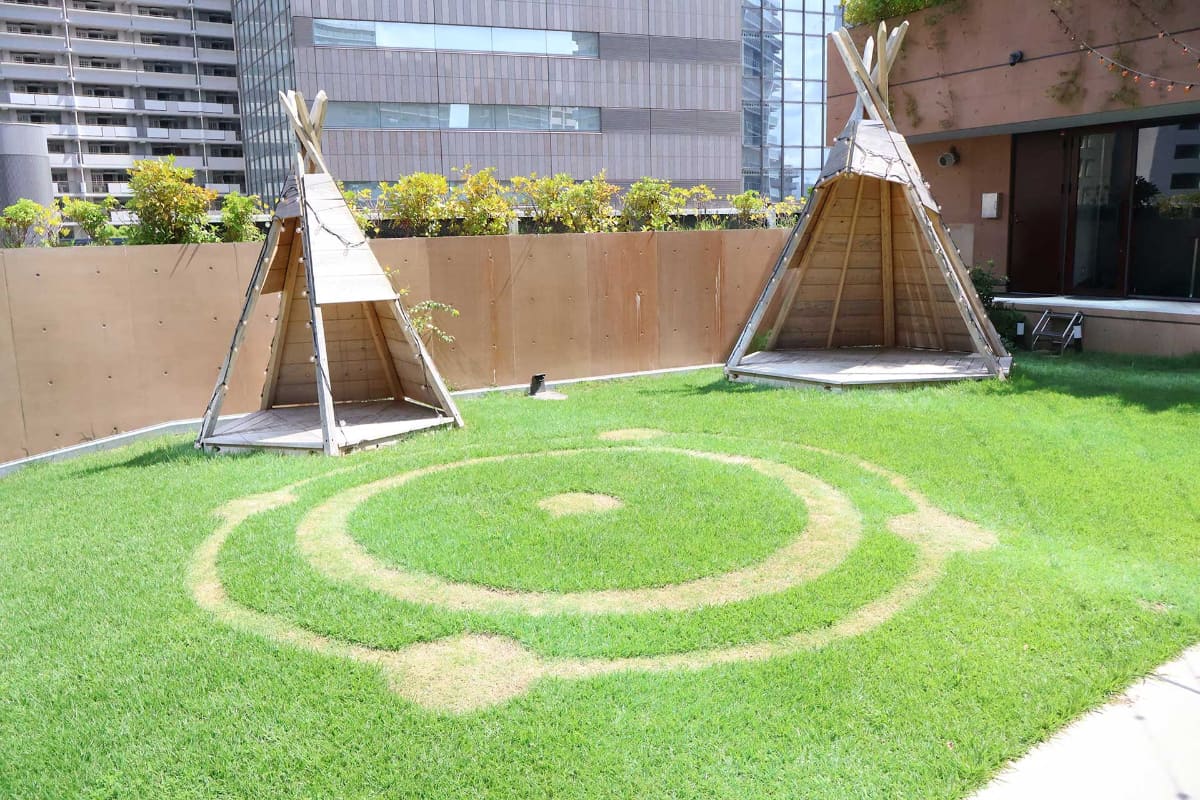 屋上スペースにはミステリーサークルが。8月21日2部の終演後、ここでUFOを召喚