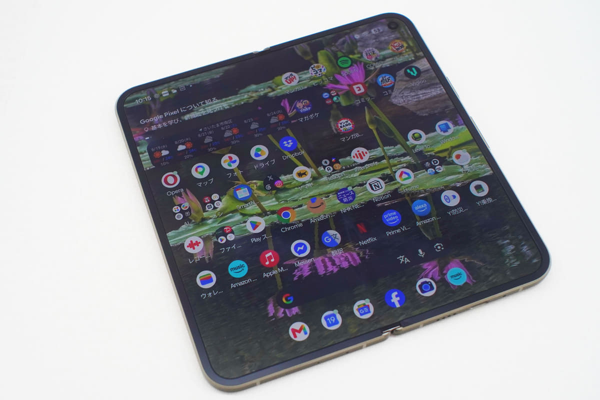 開くとほぼ正方形の8インチディスプレイが展開