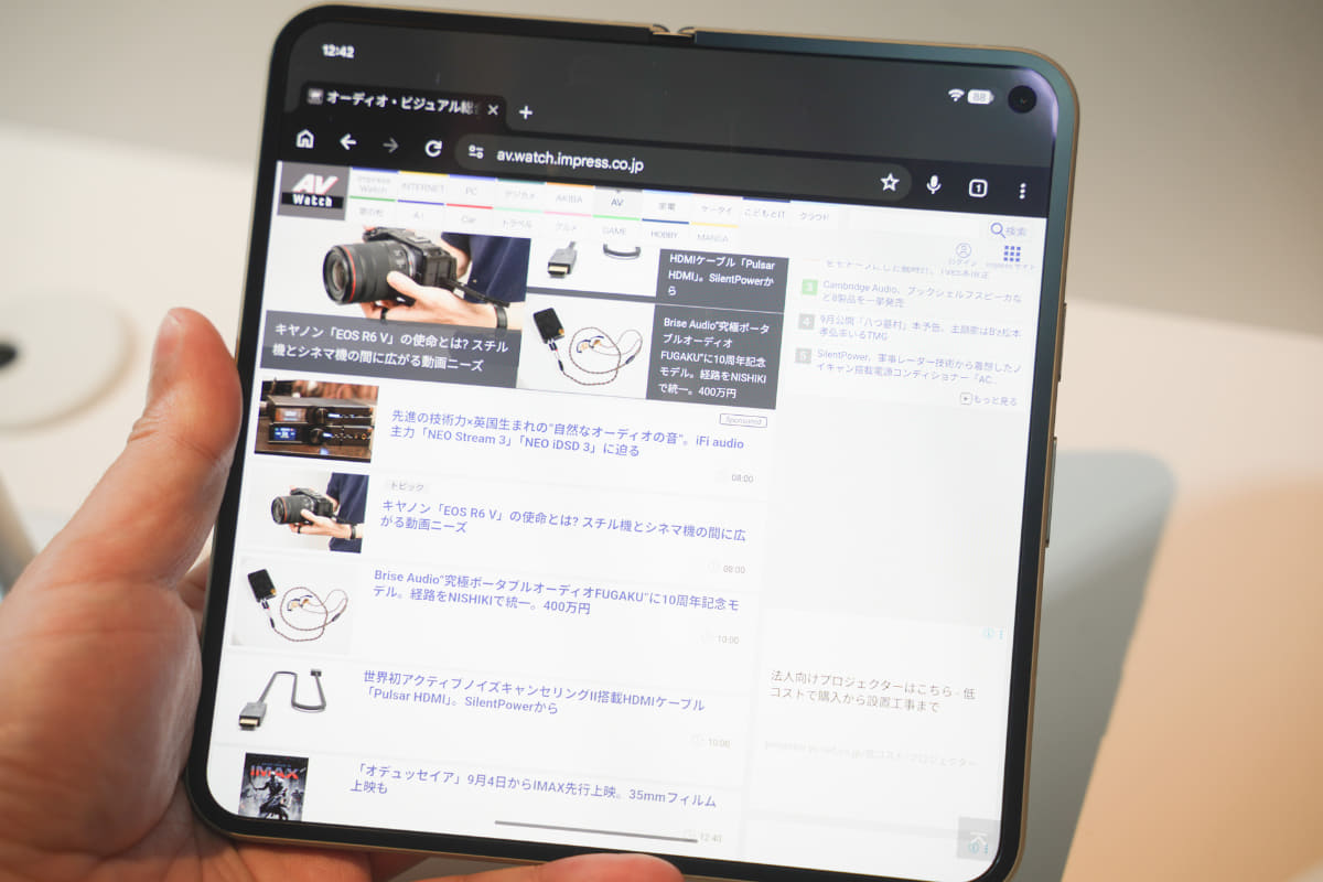 折りたたんだ状態が通常サイズで、展開すると2倍のサイズになる「Pixel 11 Pro Fold」