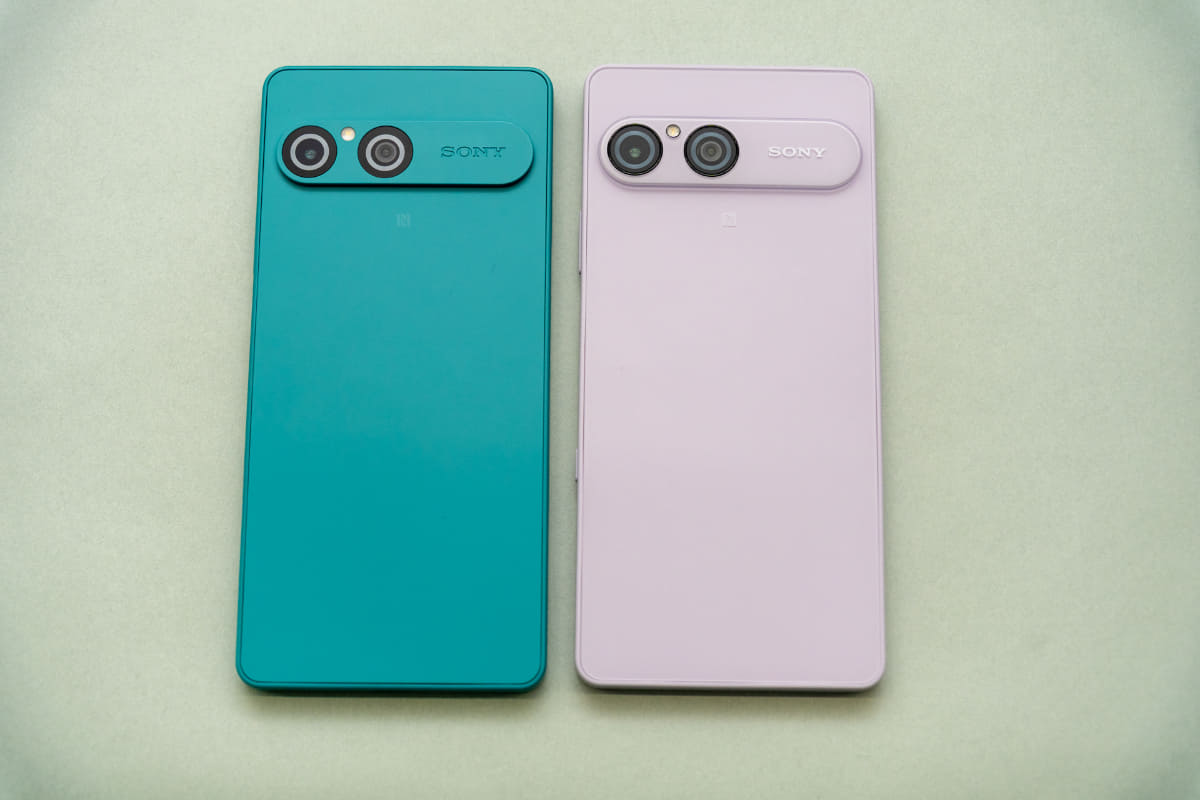 前機種のXperia 10 VII(左)とXperia 10 VIII(右)。外観の違いはカメラバー部分のロゴで、VIIは彫り込みのような加工、VIIIは印刷のような加工になっている