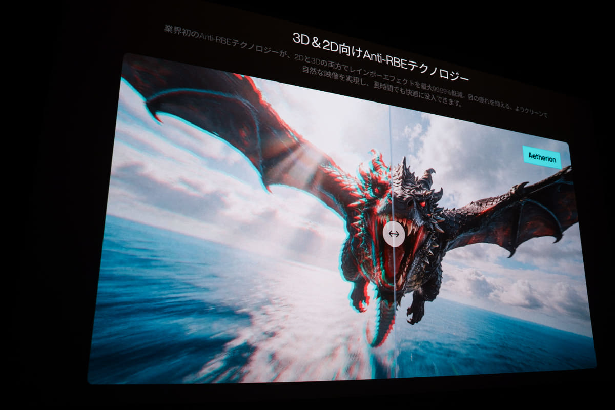左側がカラーブレーキングが出ている映像、右は「Anti-RBEテクノロジー」で対策した映像だ