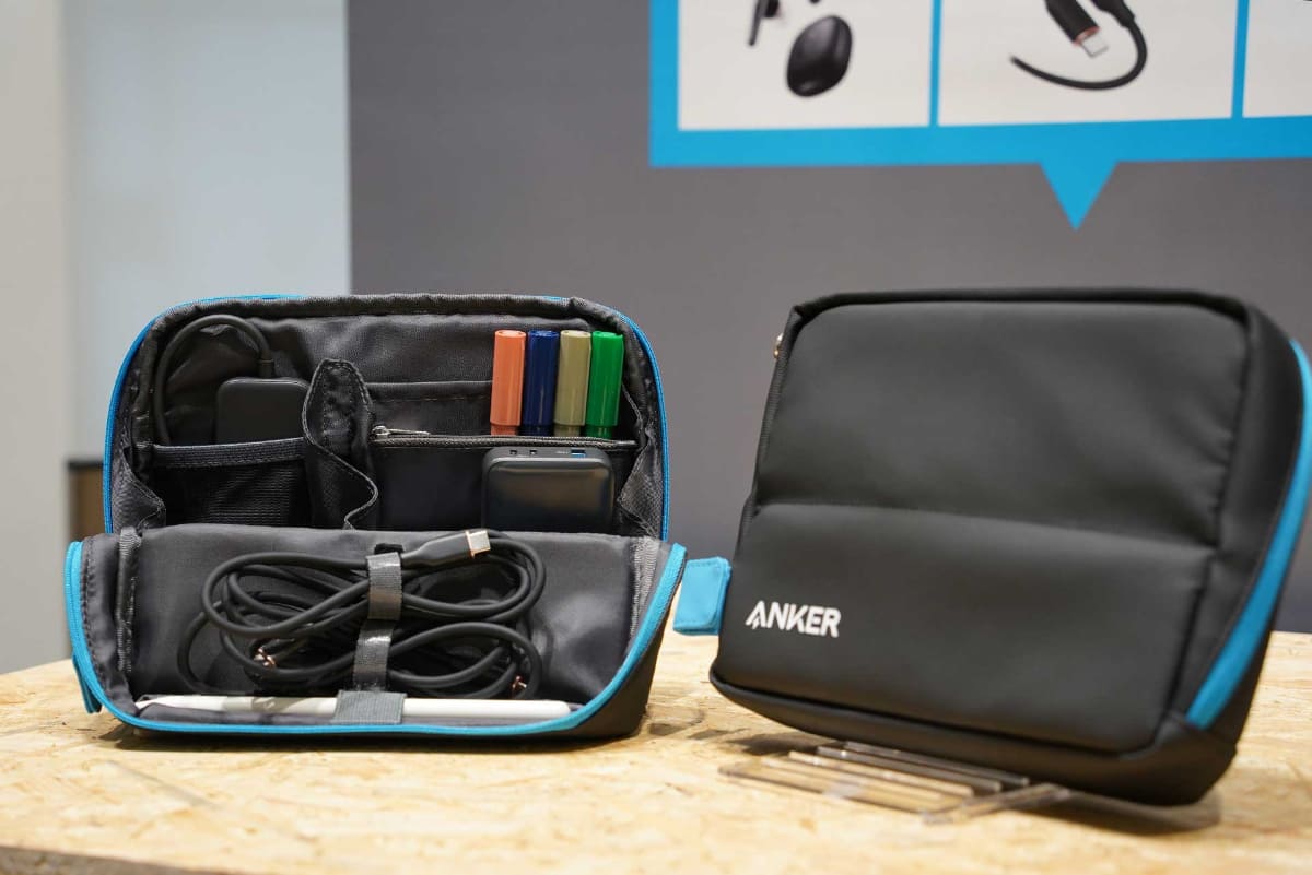 コクヨ共同開発のガジェットポーチ「Anker Smart Pouch supported by KOKUYO」