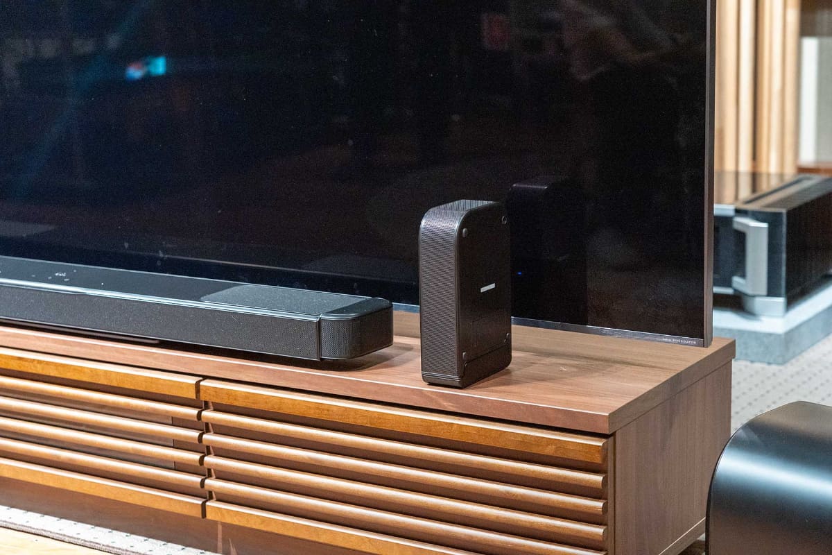 サウンドバー本体から分離する“ワイヤレスリアスピーカー”を搭載した「JBL BAR 1300MK2」