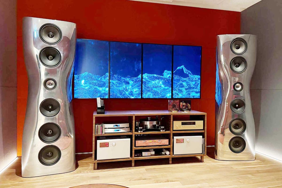 KEF Music Galleryの地下1階の特別試聴室「THE ULTIMATE EXPERIENCE ROOM」。ペア2,300万円の超弩級スピーカー「Muon」が鎮座する