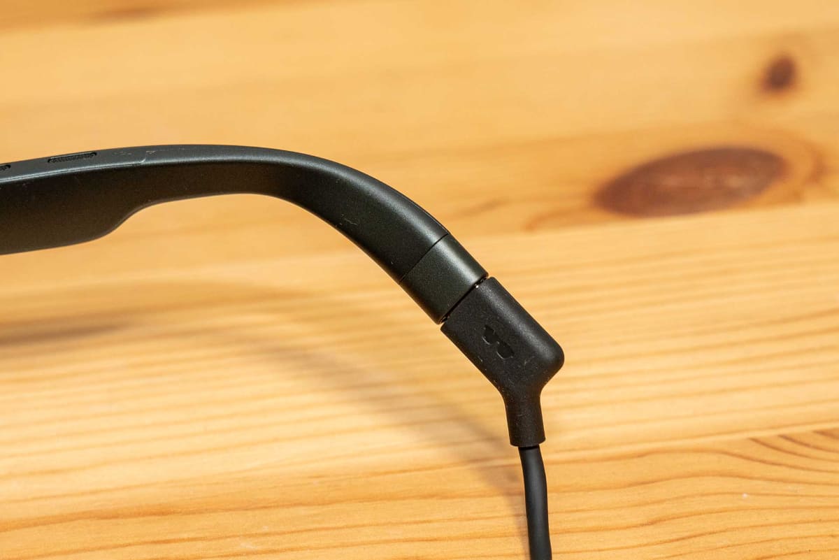 付属のUSB-Cケーブルは、右側ツルの先端に接続する