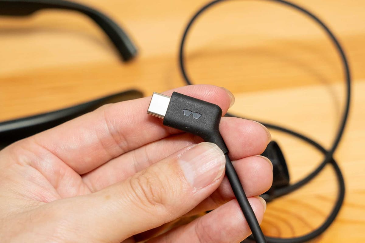 付属のUSB-Cケーブルは、右側ツルの先端に接続する