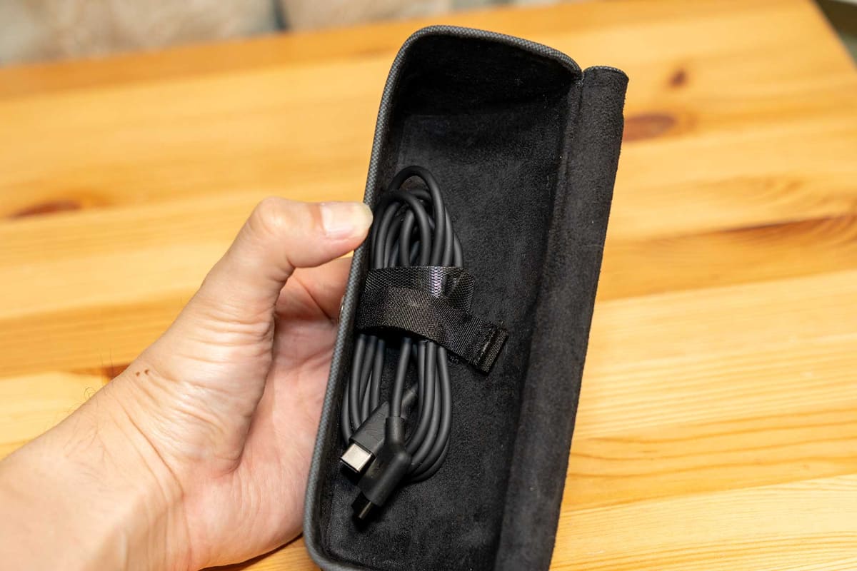 ケースにはUSB-CケーブルとRayNeo GT Maxをまとめて収納できる