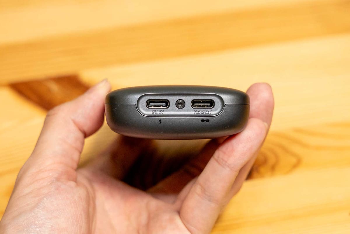 左側のUSB-Cが電源用、右側USB-Cがグラス接続用