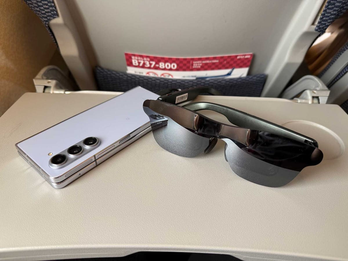 飛行機内でも使ってみた。あらかじめスマホにダウンロードしたコンテンツを視聴