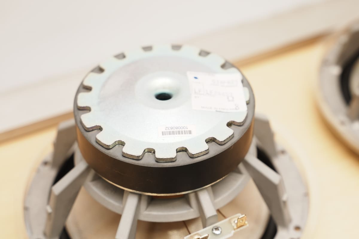 805 D5のウーファー背面。ボトムヨークが、ギアのようなギザギザの形状になった