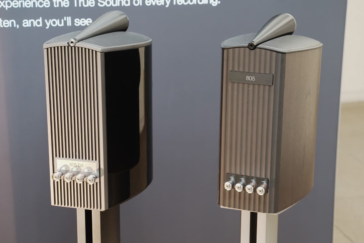 左が805 D4の背面、右が805 D5の背面。アルミフレームやパネルの形状が変わっている