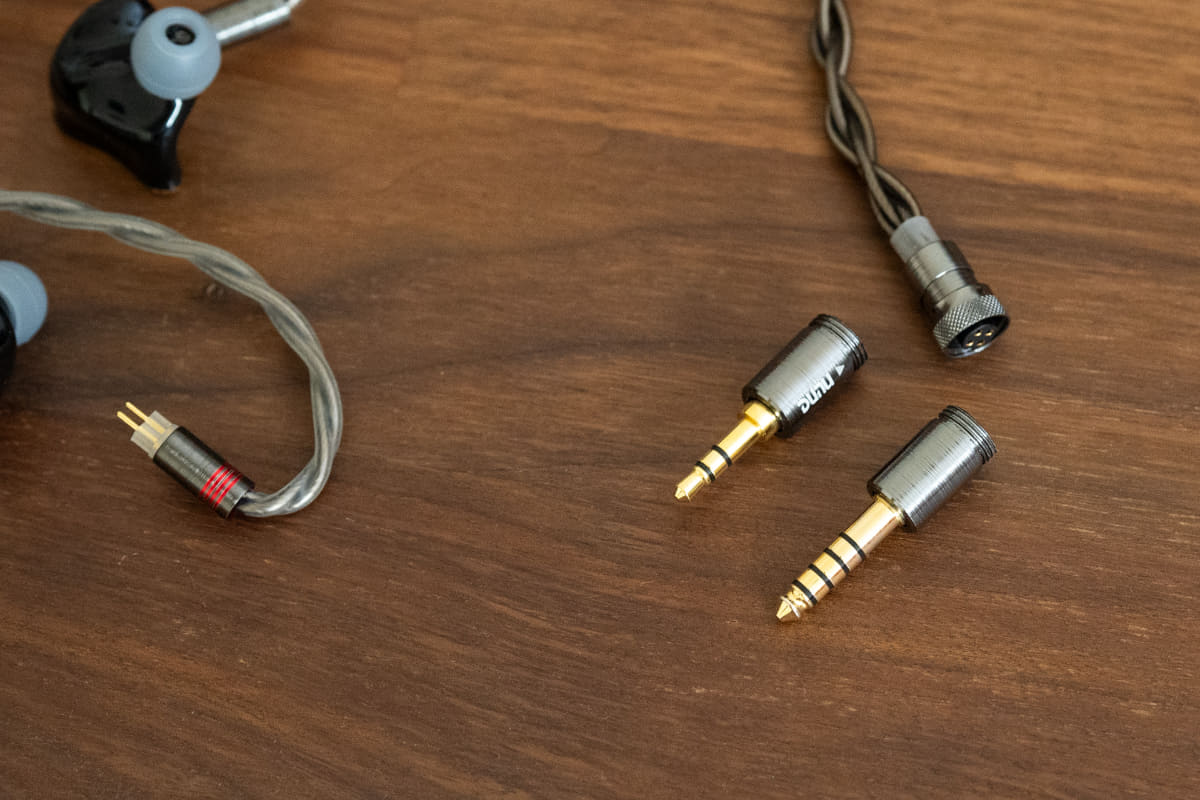 入力プラグは交換でき、3.5mmのアンバランスと4.4mmバランスが選べる