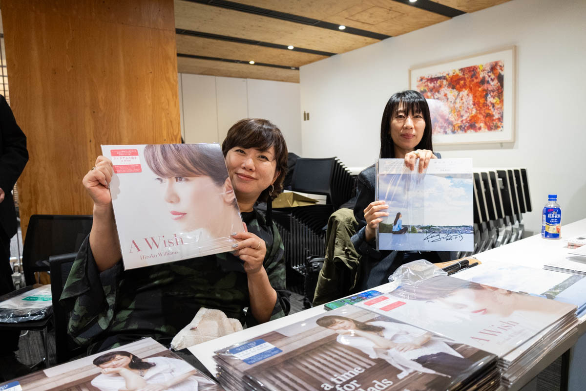 ジャズシンガーのウィリアムス浩子さん（左）、シンガーの井筒香奈江さん（右）のサイン会の模様