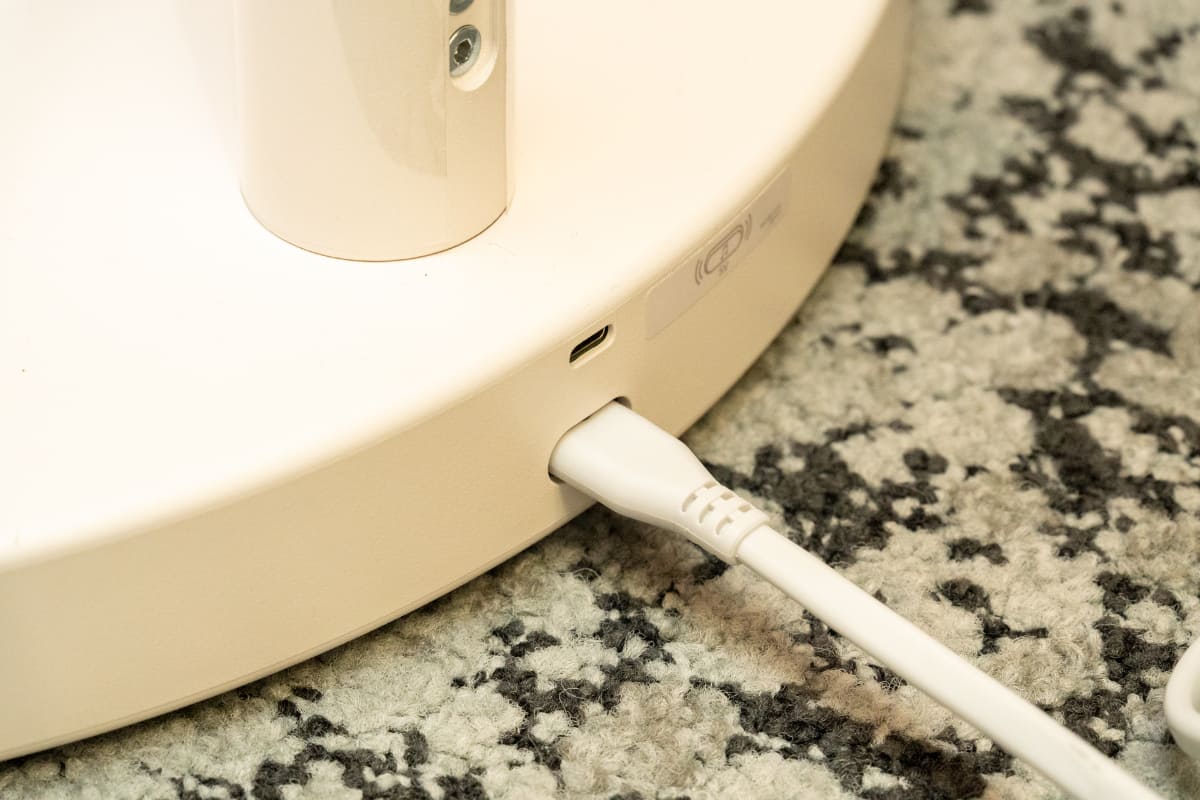 キャスター付きスタンド側にもUSB-C端子が付いている