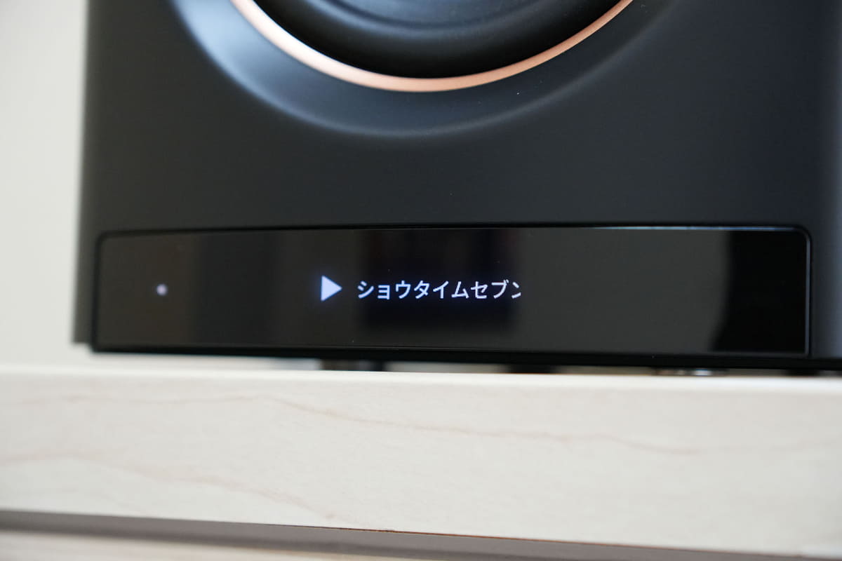 フロントの下の方にOLEDディスプレイを備えている