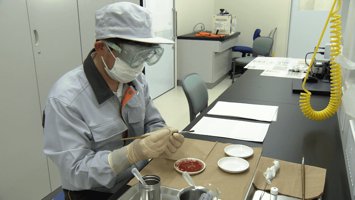 顔料の調査をする研究員