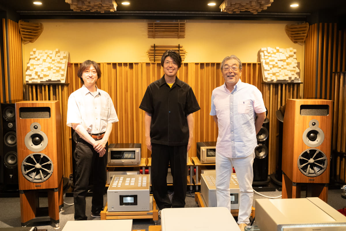 左からダイナミックオーディオの島健悟部長、川村氏、山本氏