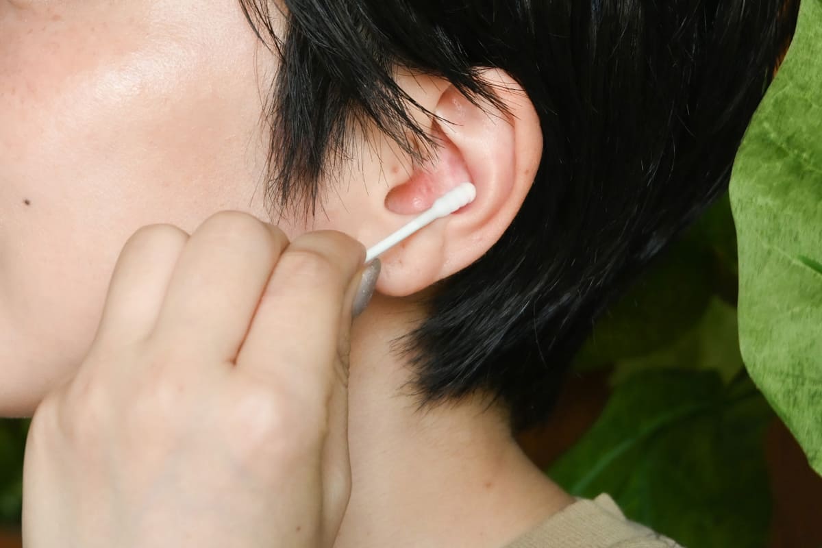 優しく耳周り全体を掃除。拭き取り化粧水みたいな感覚です