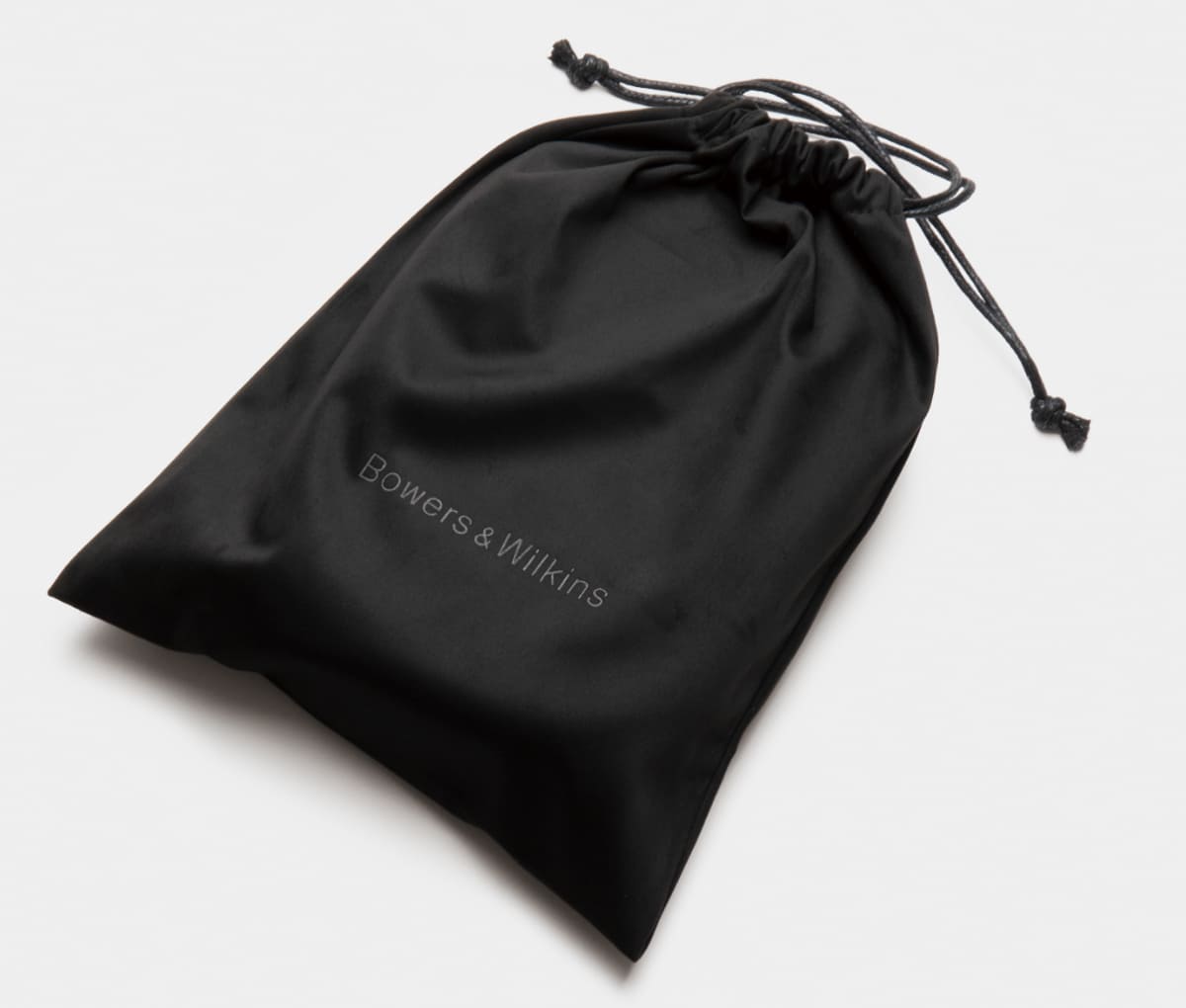 ヘッドフォンの持ち運びに便利なBowers & Wilkinsロゴ入りポーチ
