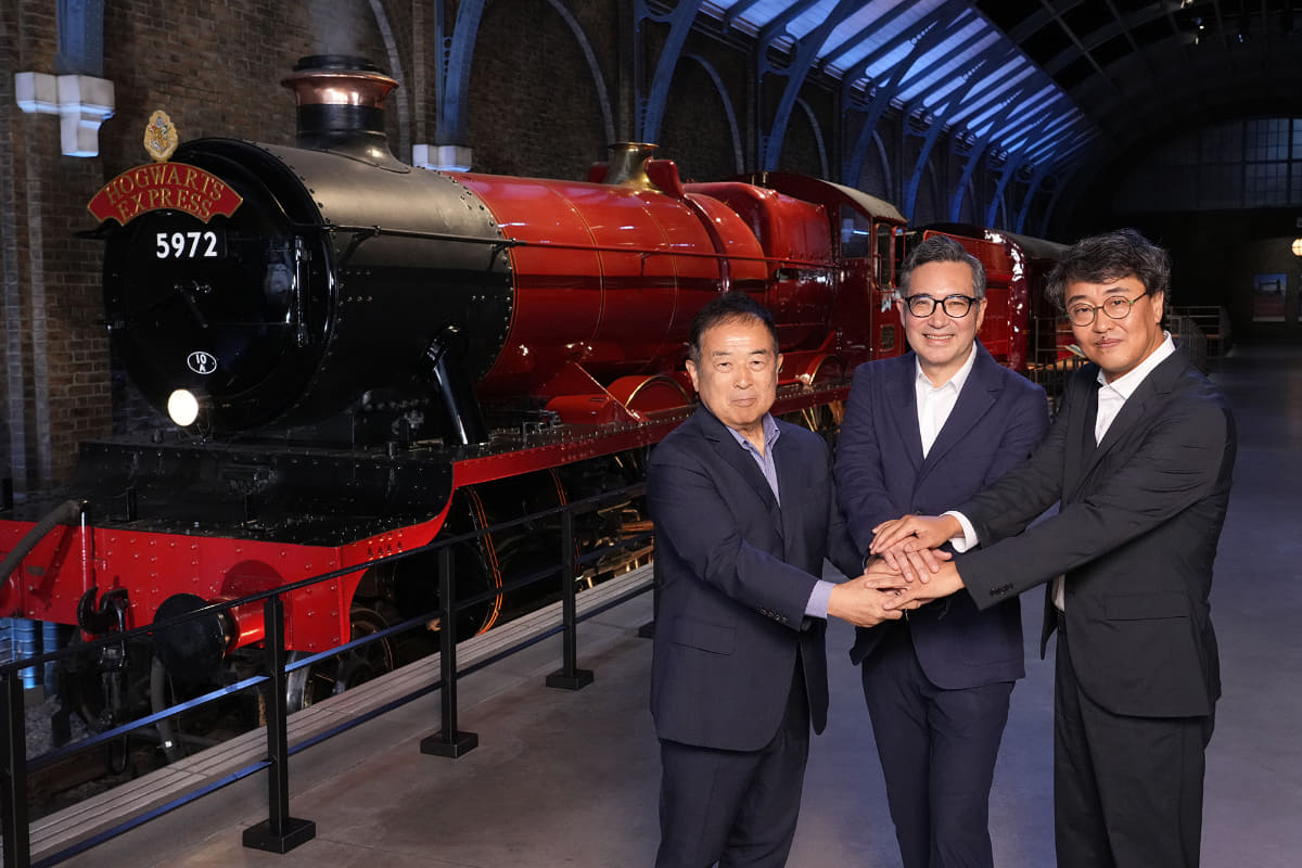 サービス開始に向け、「ワーナー ブラザース スタジオツアー東京 - メイキング・オブ・ハリー・ポッター」にて共同発表された。左から 日本テレビ代表取締役社長執行役員 福田博之氏、ワーナーブラザース・ディスカバリー アジア・パシフィック プレジデント  ジェームズ・ギボンズ氏、HJホールディングス 代表取締役社長 道坂忠久氏)
