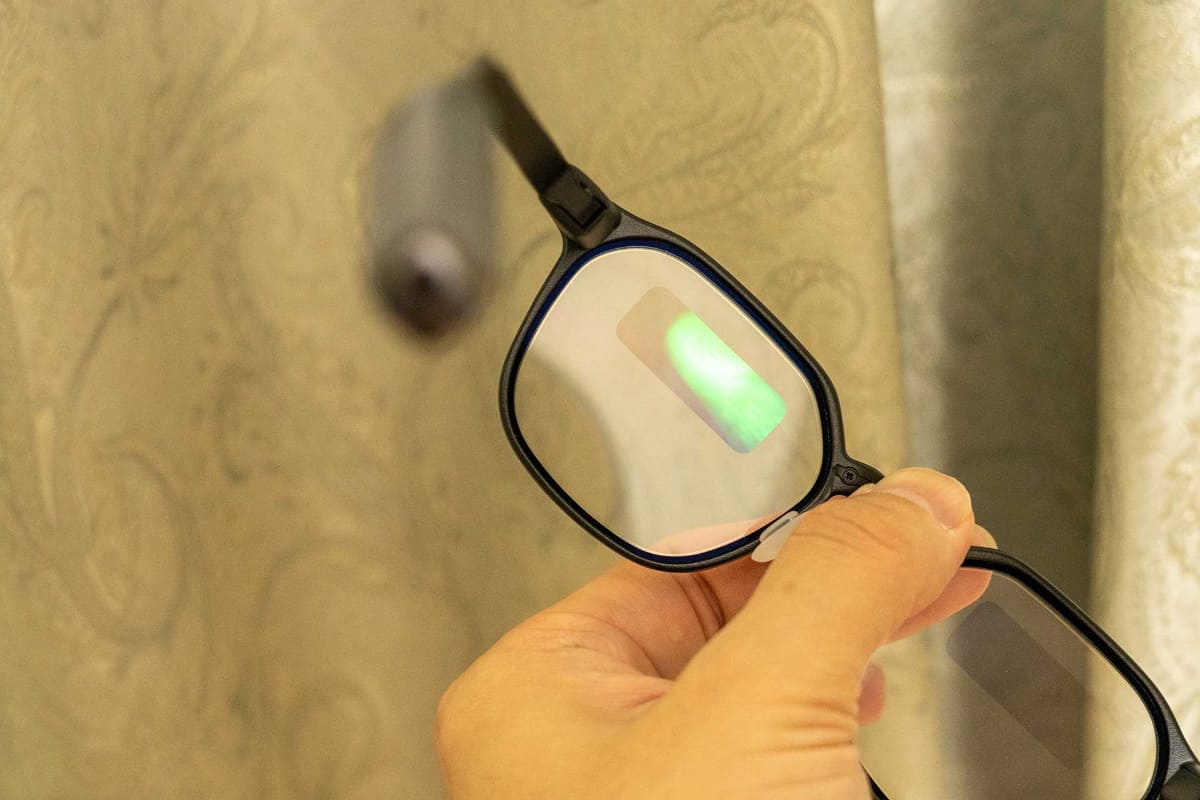 独自の「Firefly光学エンジン Nano」を使ったディスプレイを搭載。グリーンの単色表示に対応する
