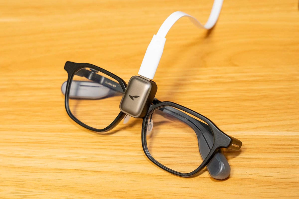 クリップを本体に装着して、USB-C経由で充電できる