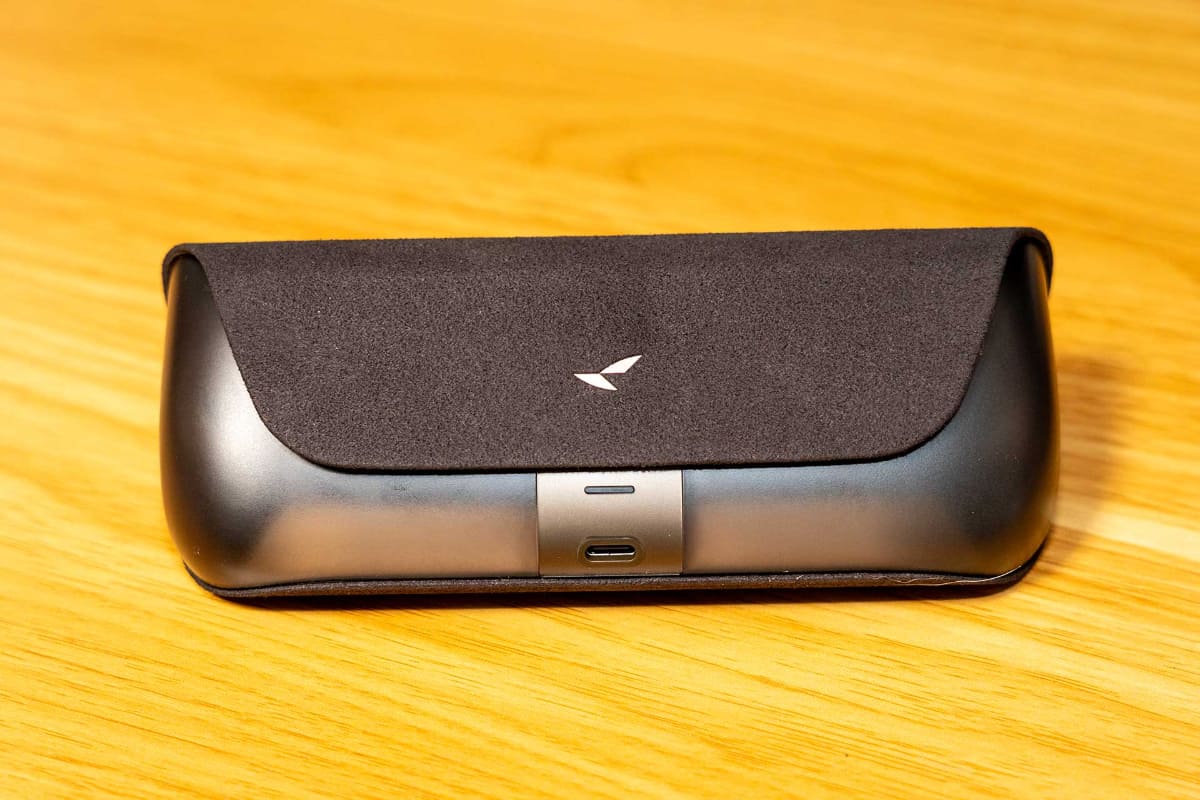 別売りの充電ケース。こちらではグラスを充電しながら携帯できる