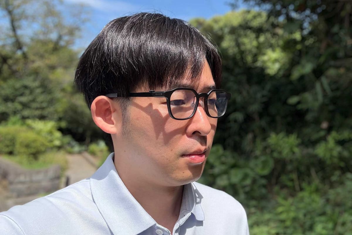 RayNeo iO Smart Glassesを装着したところ。右テンプルのSmart Crownを除けば、見た目は普通のメガネと変わらない