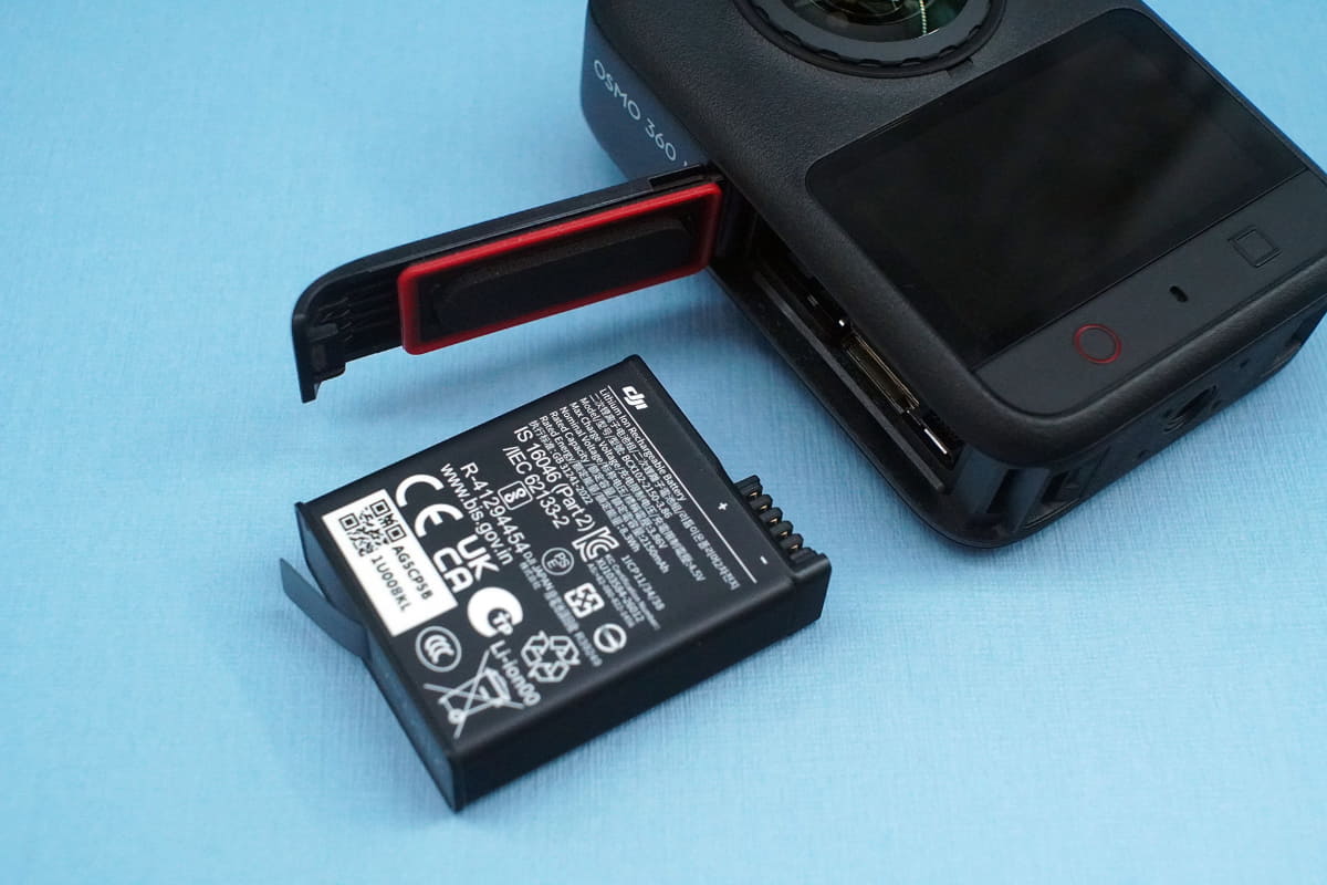 本体左側にバッテリーとｍicroSDカードスロット