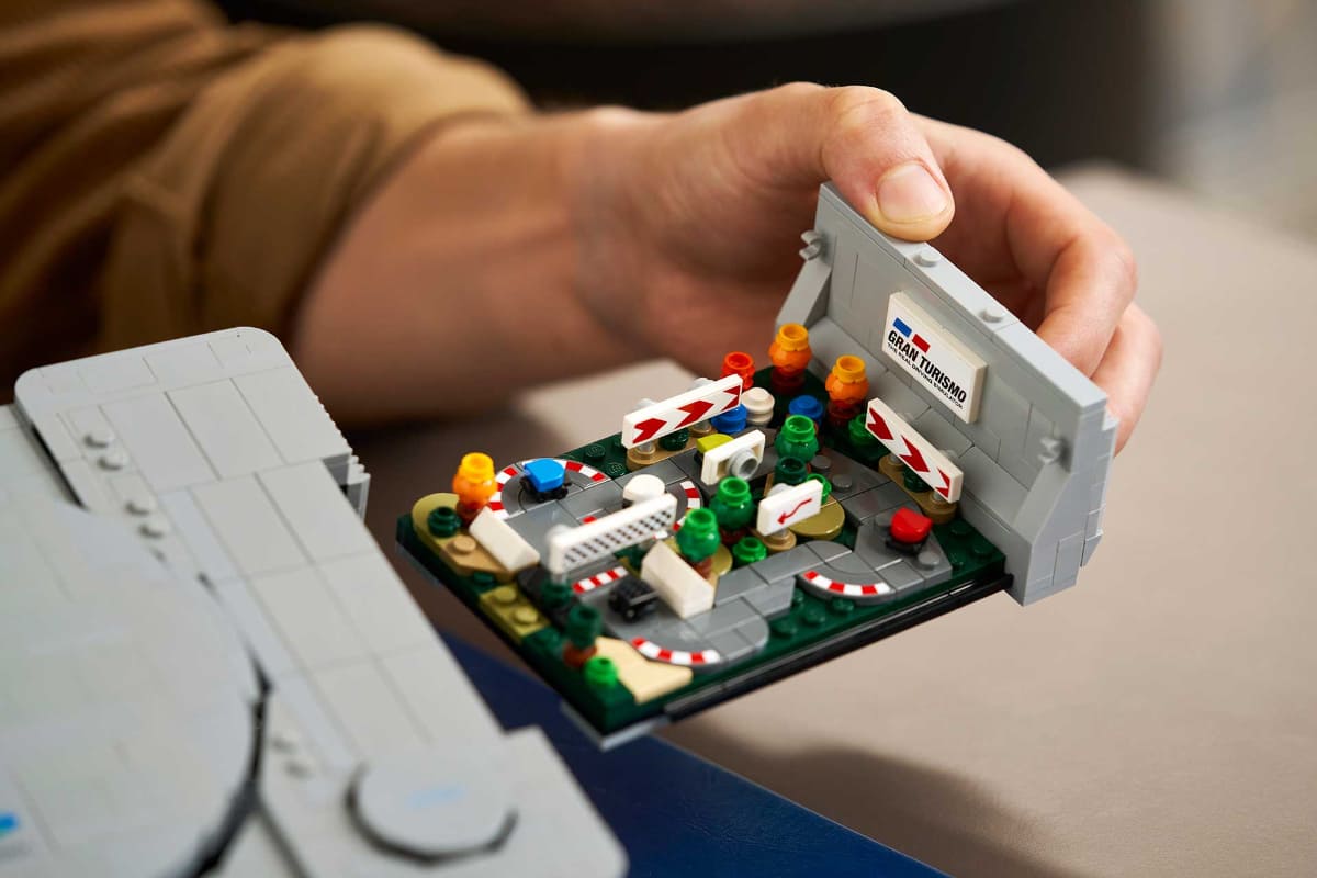 <span class="fnt-70">LEGO, the LEGO logo and the Minifigure are trademarks of the LEGO Group. (C)2026 The LEGO Group.</span>