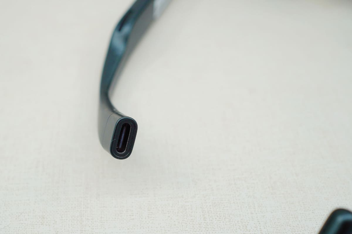 右テンプルの先端がUSB-C端子になっている