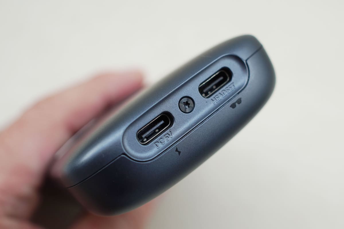 底面にUSB-C端子が2つ