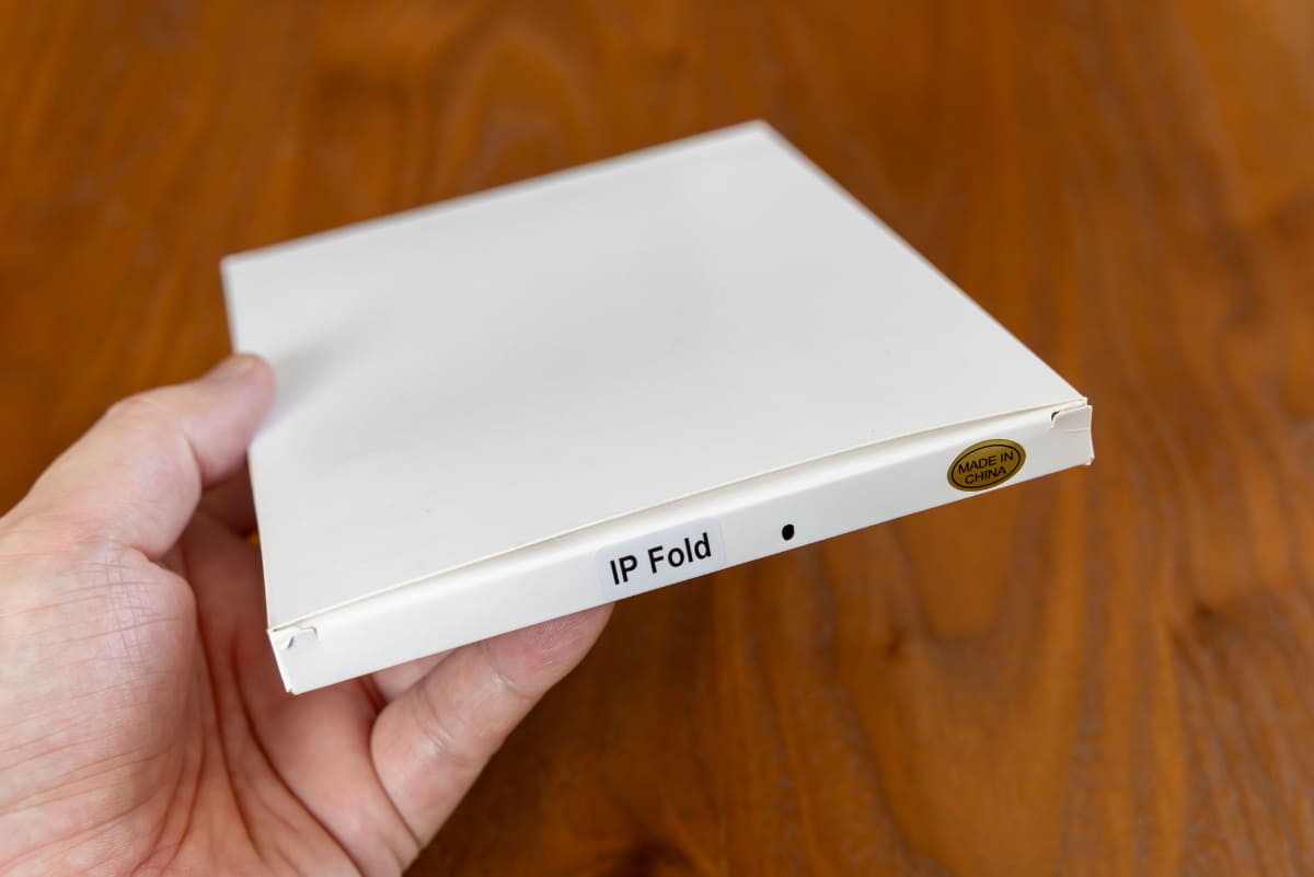 まずは個装箱から。側面には「IP Fold」のシールと、カラーの“ブラック”を示す黒いぽっち。右側には「MADE IN CHINA」の金色シールも見えます