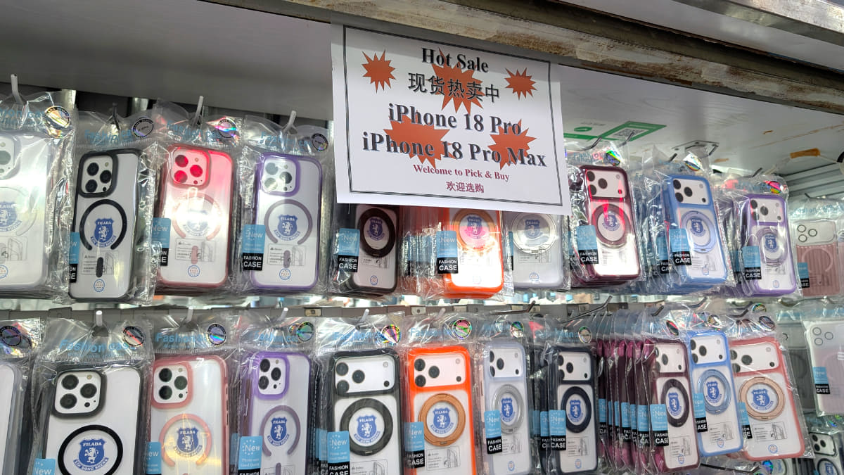 電気街には、未発表スマホのケースがいち早く入荷！(注：写真撮影は7月上旬)