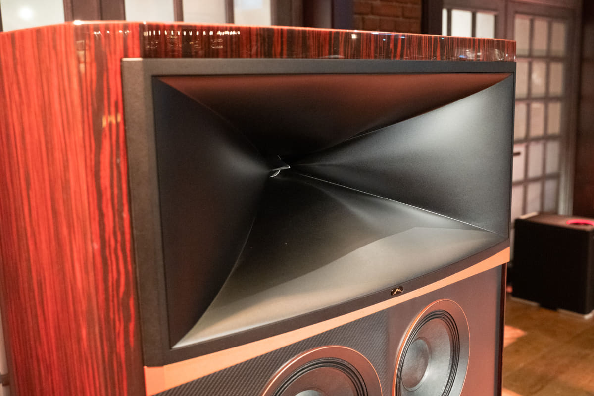 大型のSonoGlass製HDIホーン
