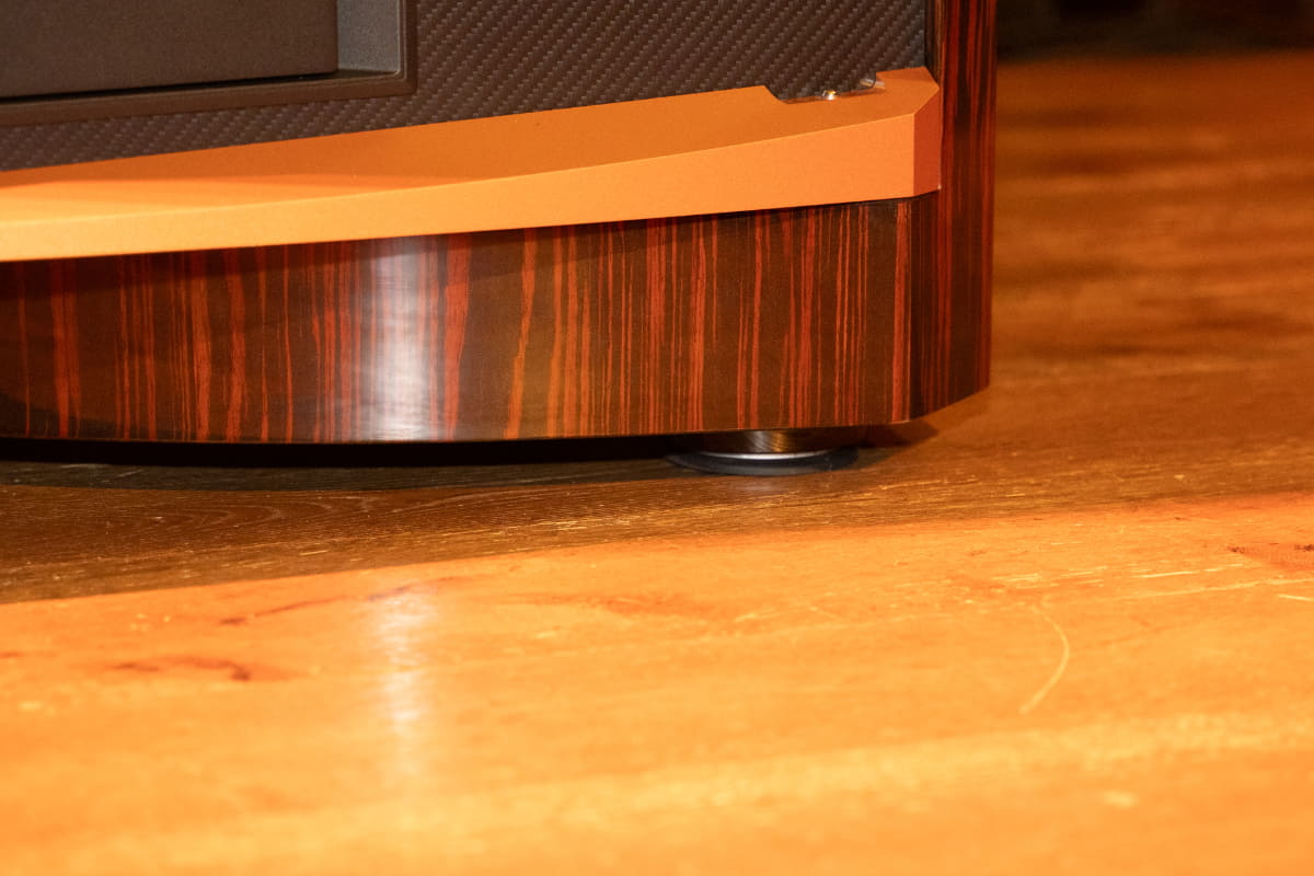 脚部には、JBL | IsoAcousticsカスタムアイソレーションフットを採用