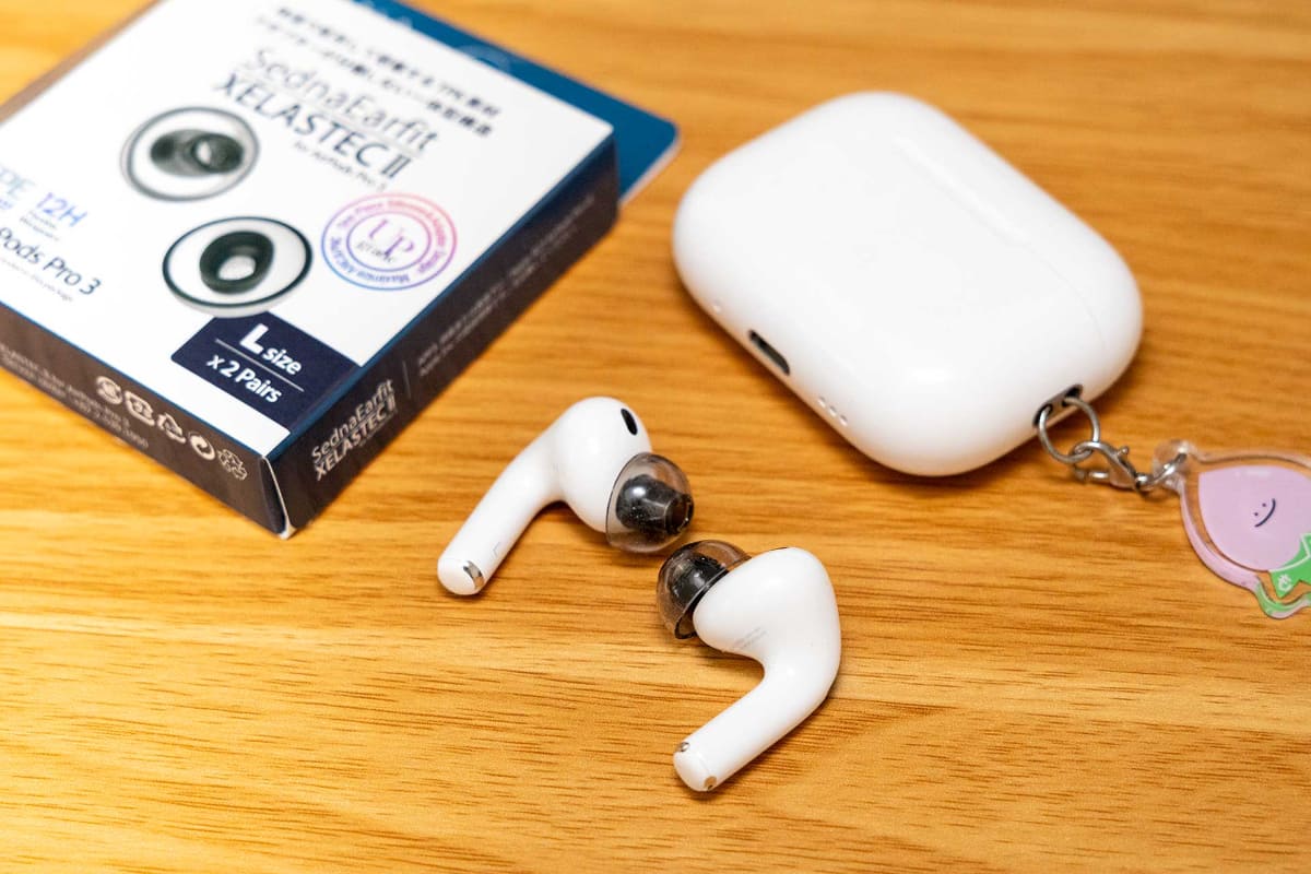 新品のAZLA「SednaEarfit XELASTEC II for AirPods Pro 3」を装着した筆者私物のAirPods Pro 3