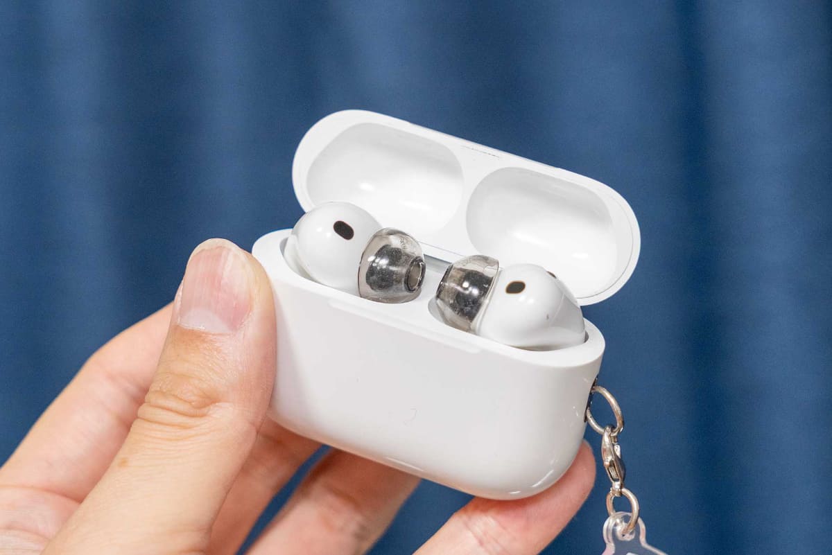 新品のSednaEarfit XELASTEC II for AirPods Pro 3を装着したところ。ケースにもスッキリと収まる