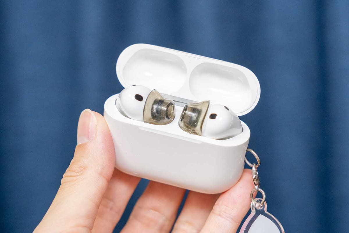 使い古したイヤーピースを装着したところ。新品とは形状が大きく異なるほか、茶色っぽく変色しているのも分かる