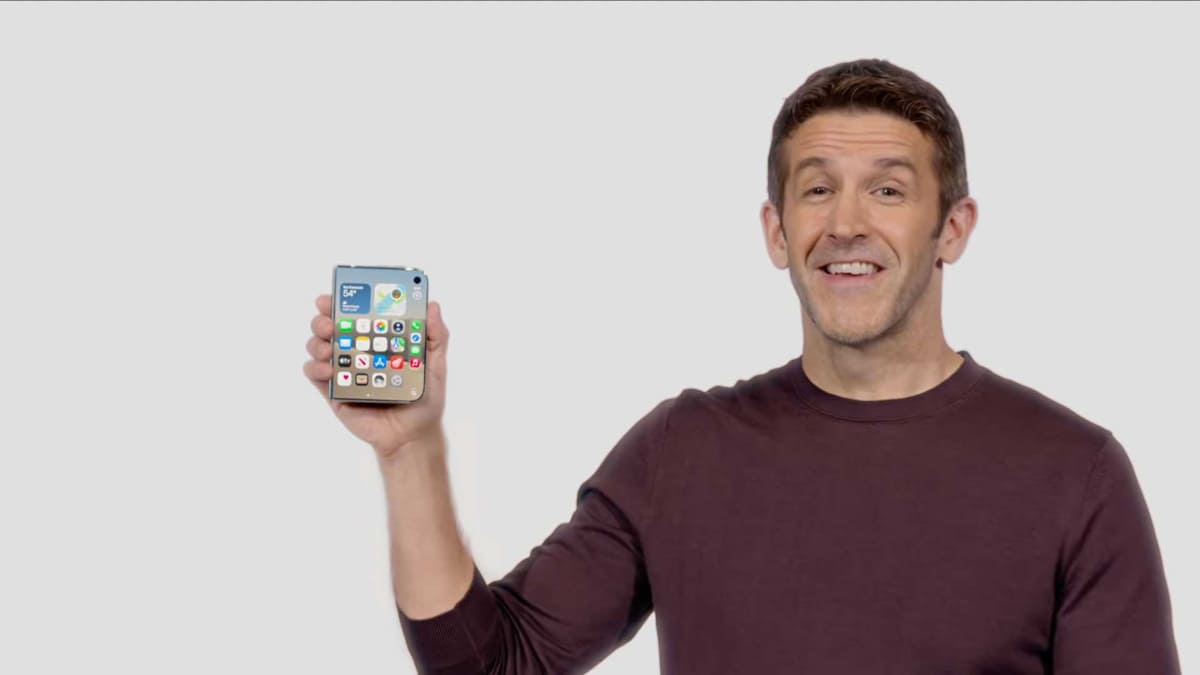 iPhone Duoを発表するジョン・ターナスCEO